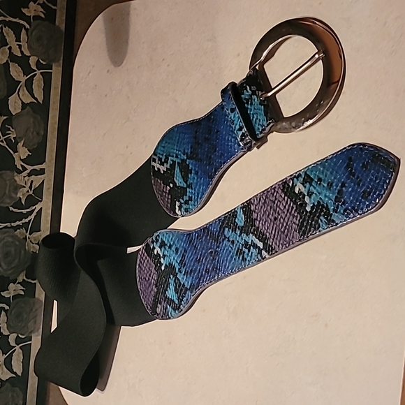 Free with any bundle! NY & Co. Wide stretch belt blue repitle print - Picture 7 of 11